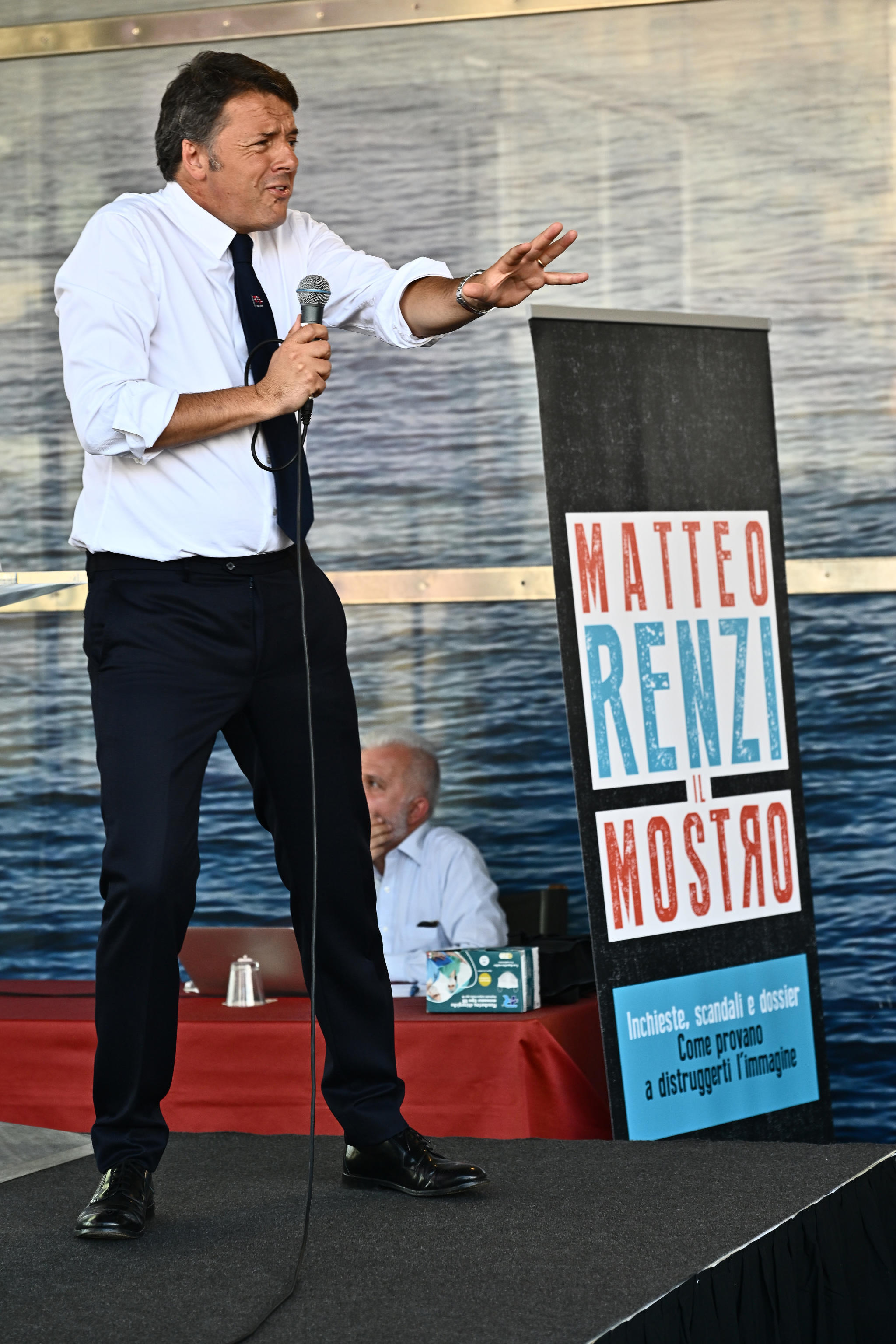 A Villa Borromeo il “caso Renzi”