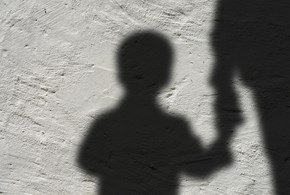 Italia: ogni due settimane un figlio muore per mano del genitore
