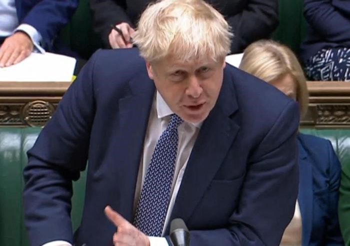 Il governo perde “pezzi”, ma Johnson continua