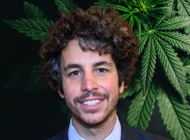 Cannabis, il bizzarro scontro tra Mattia Santori e il Pd