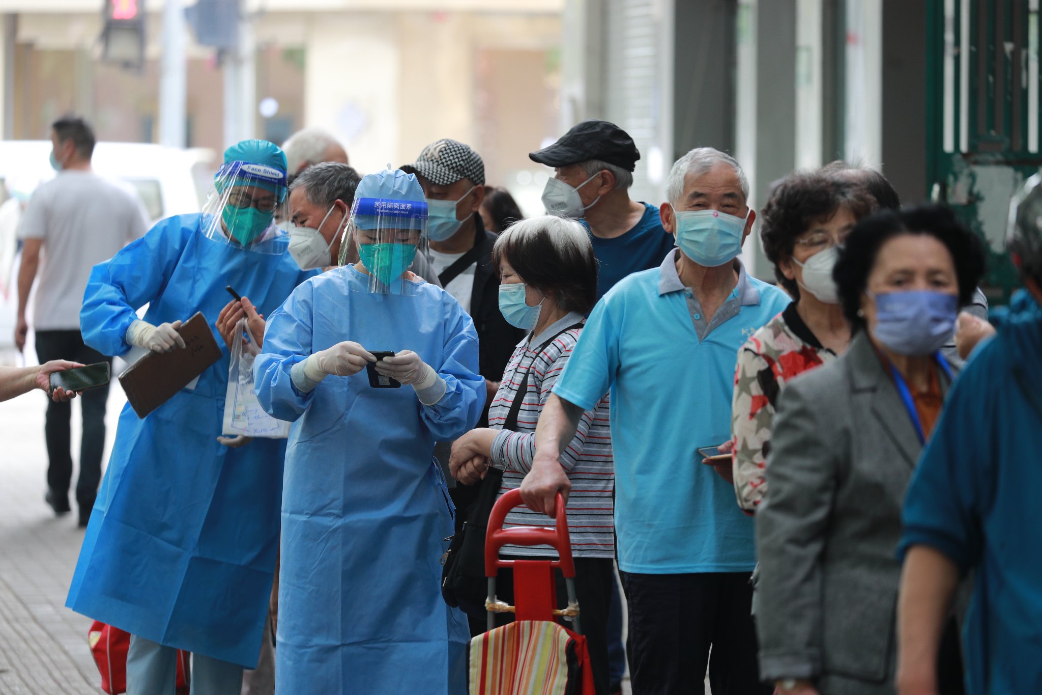 Paura e delirio a Shanghai, test Covid a tappeto