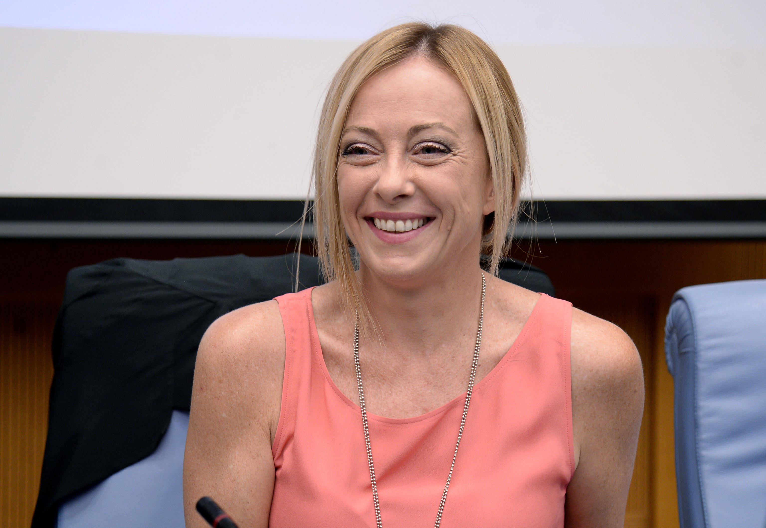 Meloni “strappa” le patenti di Calenda 