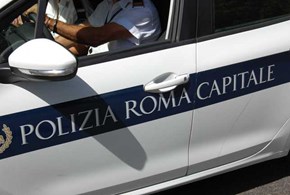Campo rom: sassi contro auto dei vigili
