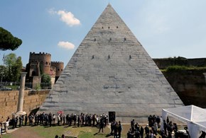 Roma celebra un 8 settembre di pace alla Piramide