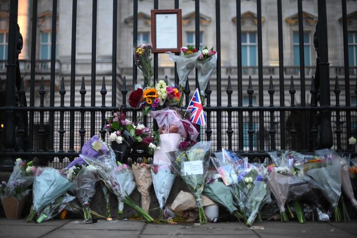 Addio Elisabetta: folla in lacrime davanti a Buckingham Palace