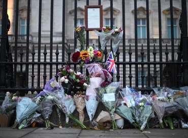 Addio Elisabetta: folla in lacrime davanti a Buckingham Palace