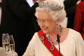 Gin tonic, il segreto della longevità di Elisabetta II