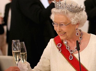 Gin tonic, il segreto della longevità di Elisabetta II