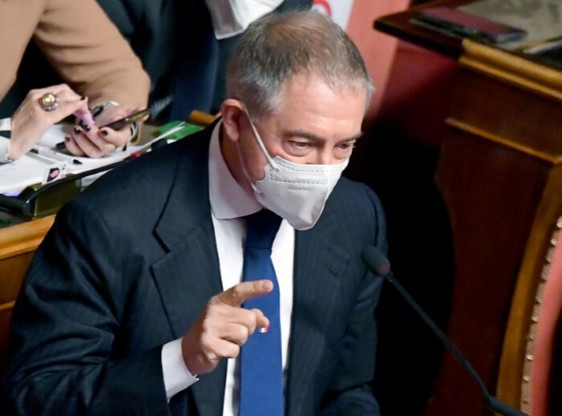 Fondi russi, Urso (Copasir) nega il coinvolgimento dei partiti italiani