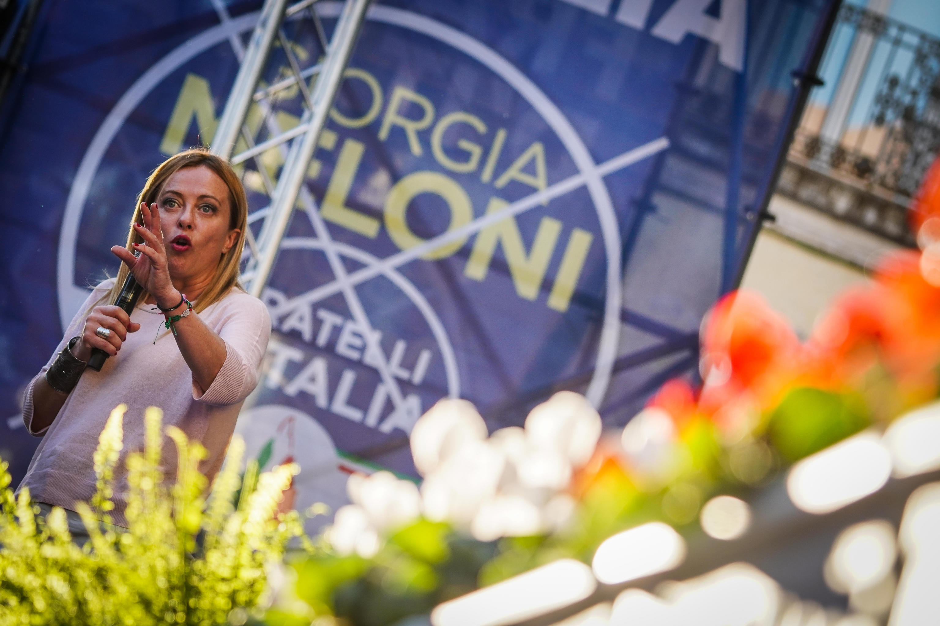 Meloni, contestatori e Lamorgese