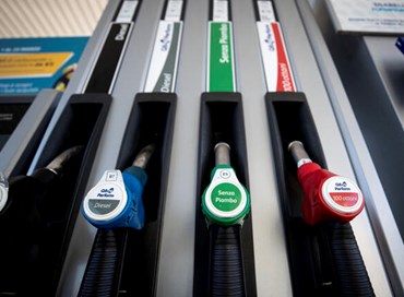 Benzina ai minimi di un anno, al self è sotto 1,7 euro