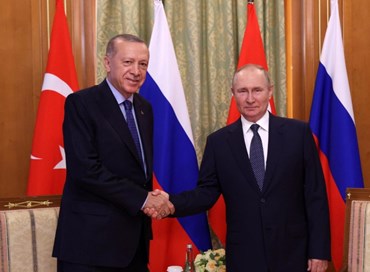 Ucraina, Erdogan spera nella pace, ma Putin ottiene la “legge marziale”