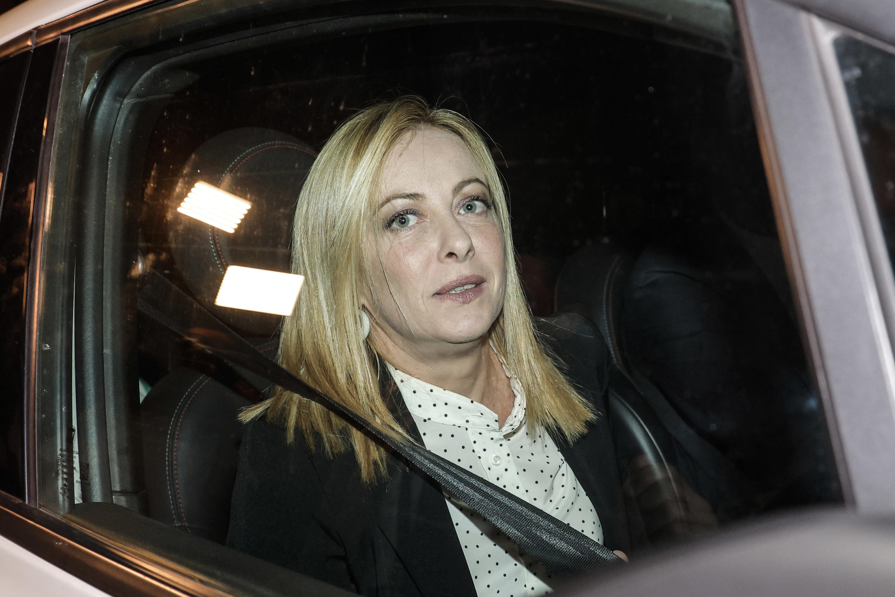 Ministri politici o resa incondizionata della politica?