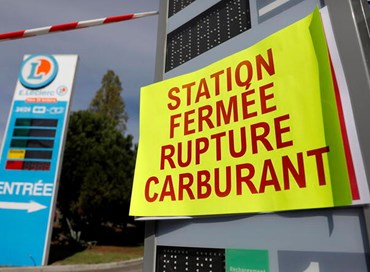 Francia senza benzina per lo sciopero nelle raffinerie