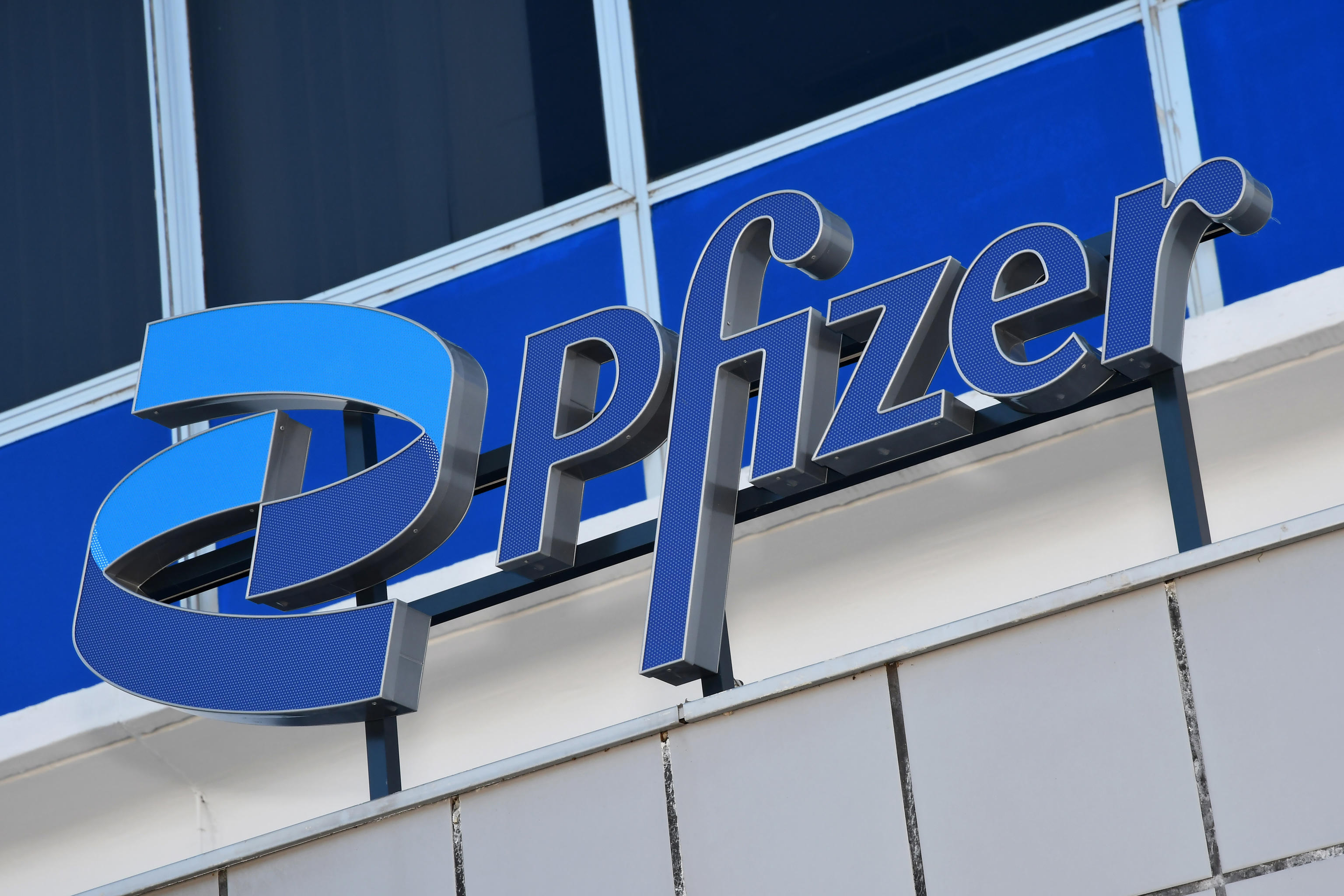 Pfizer ammette che il vaccino non evita il contagio