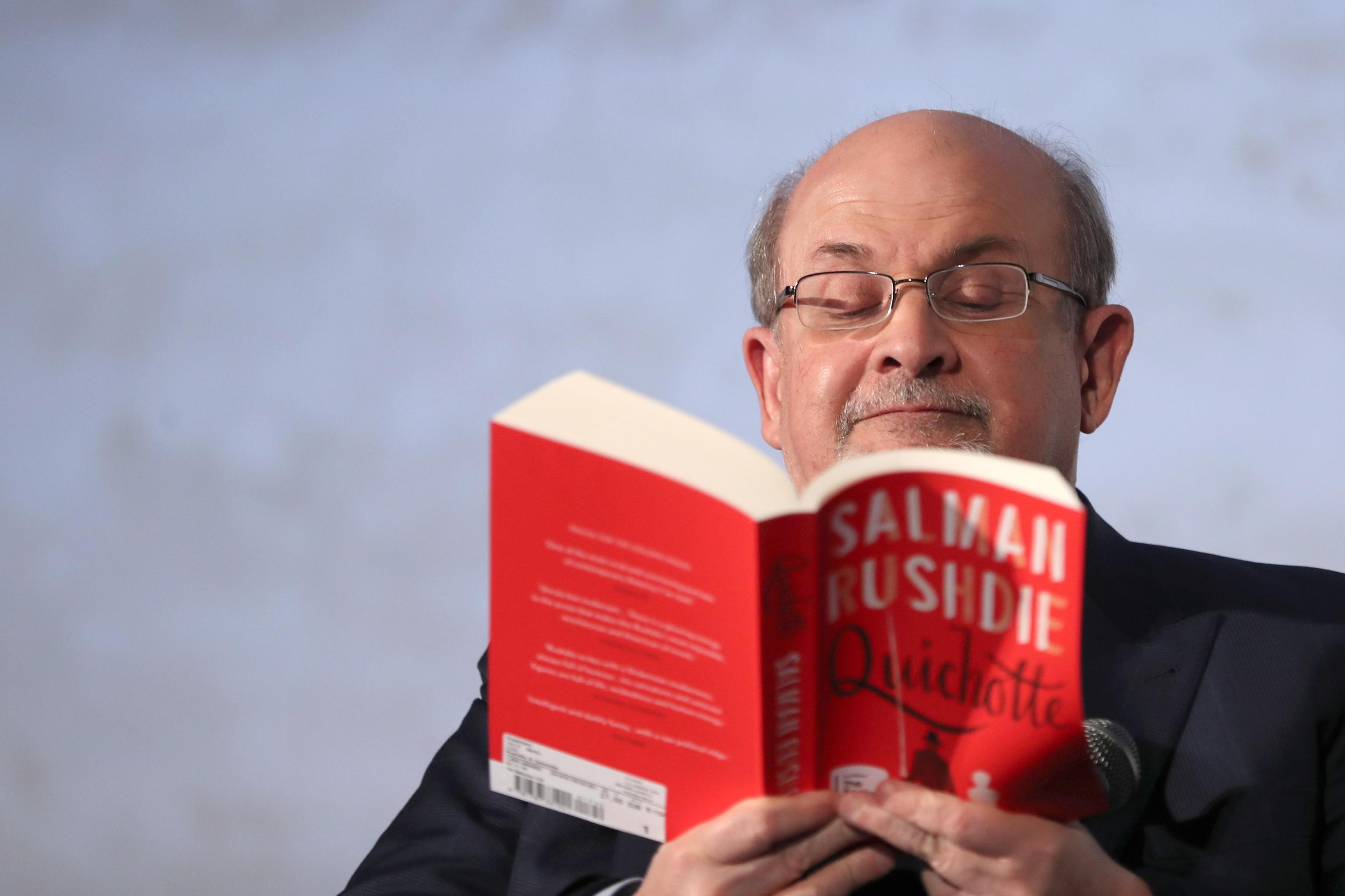 Salman Rushdie: ha perso l’occhio e l’uso di una mano