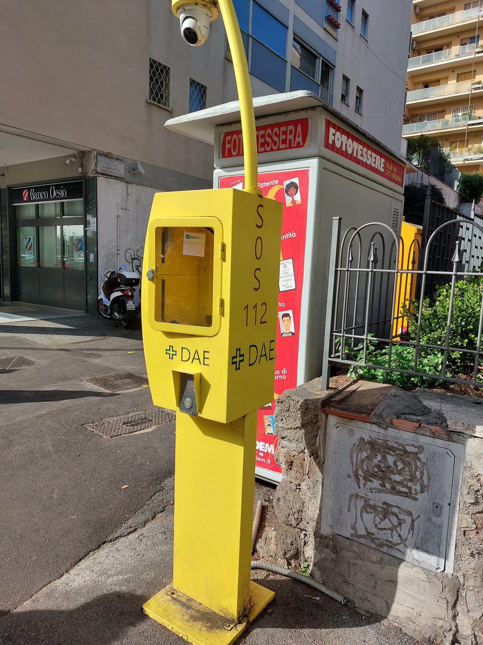 Colonnina salvavita spenta da tre anni: corto circuito burocratico