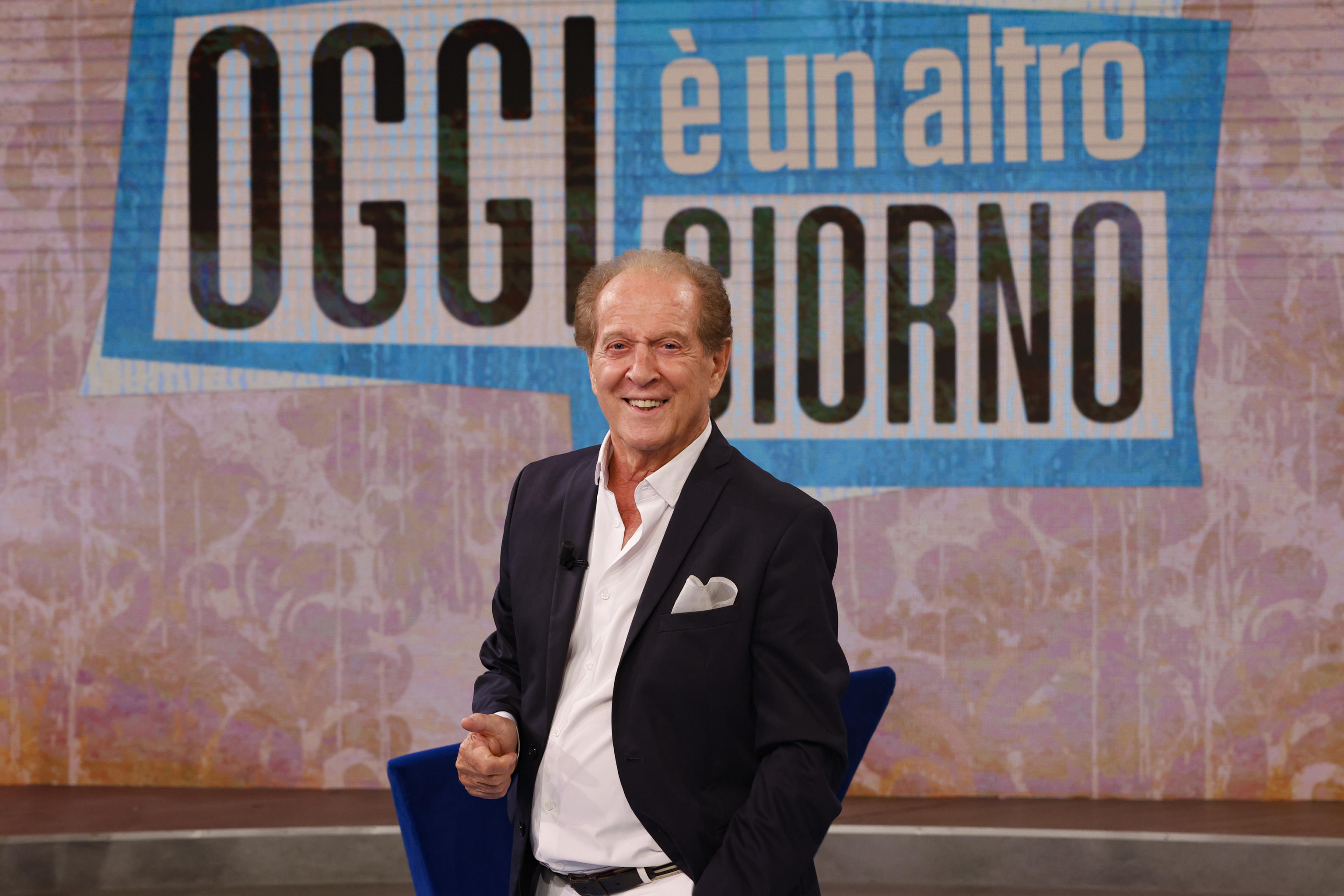 Memo Remigi, lo chansonnier cacciato per molestie