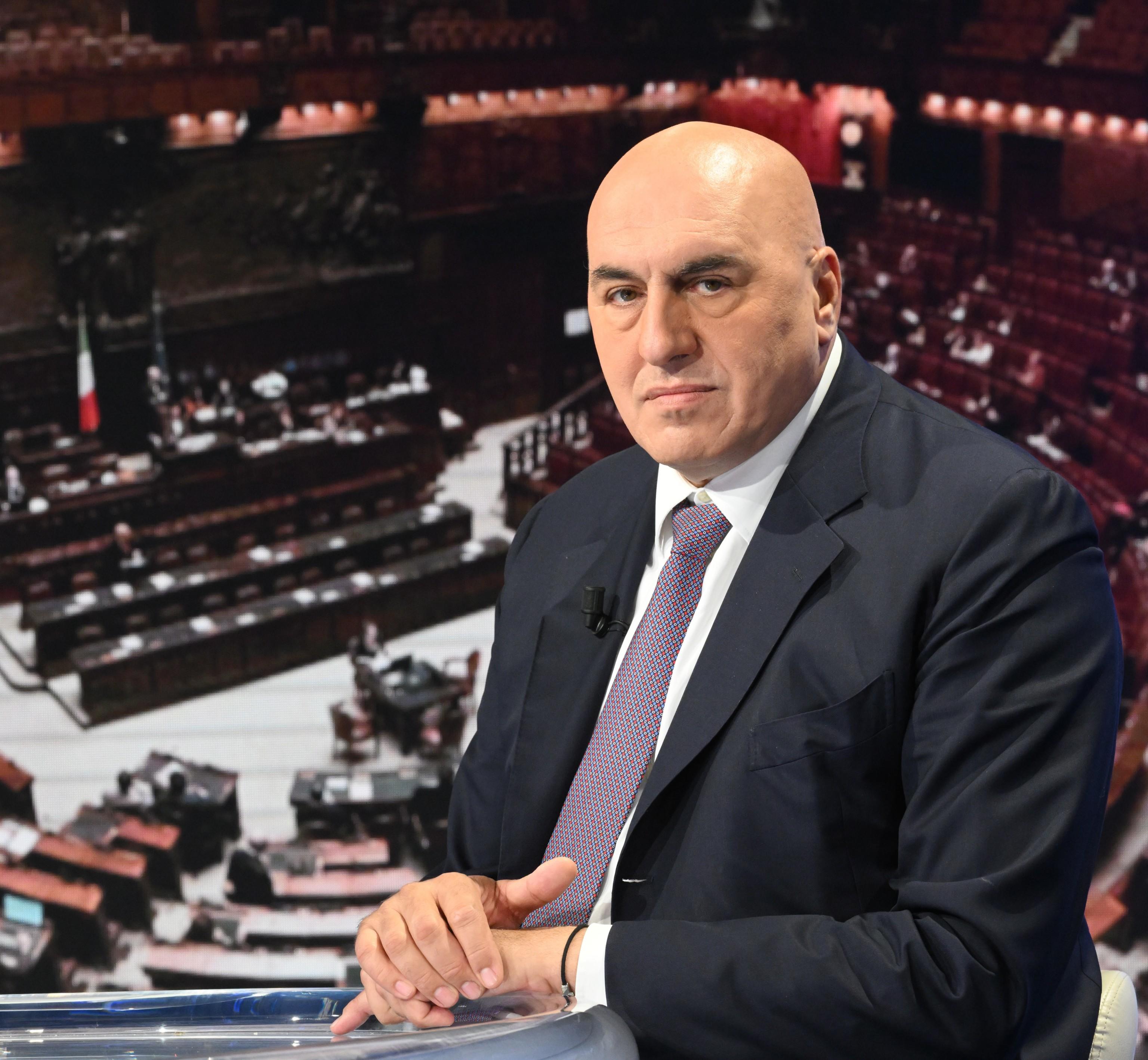 Migranti, Crosetto: “L’Ue non si volti dall’altra parte”