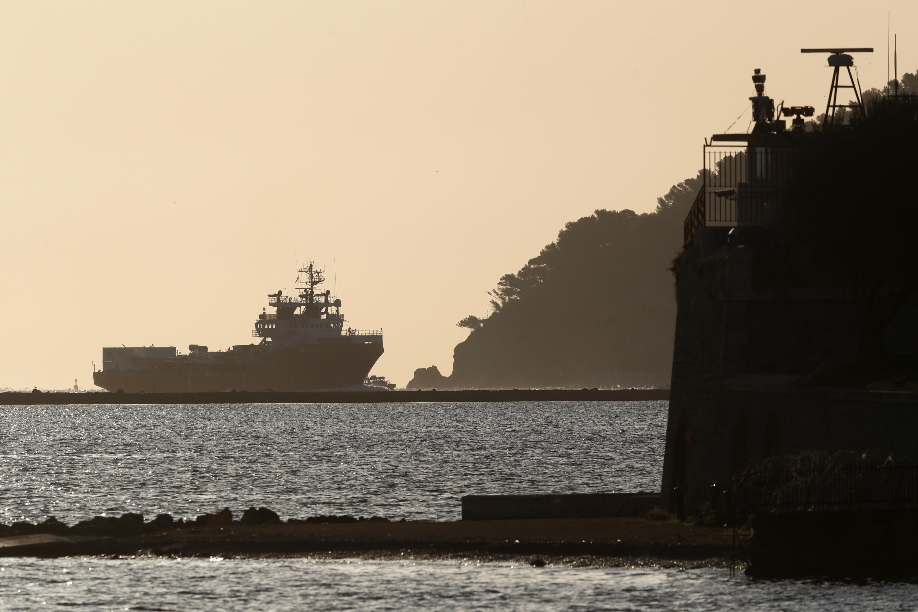 La politica francese tocca il cielo con le parole, ma precipita nel fango dei fatti