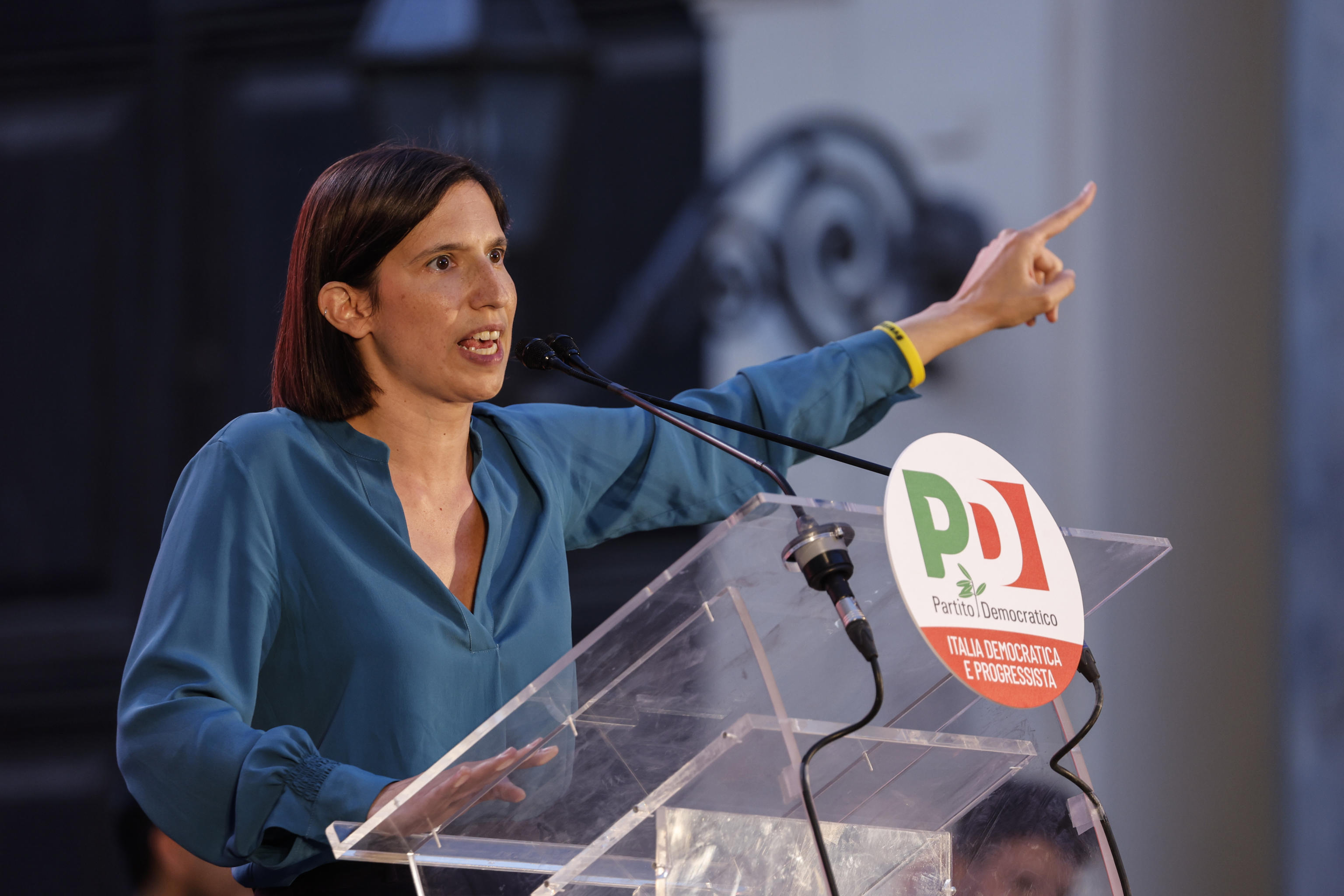 Pd, Elly Schlein e le donne dem “suonano la sveglia”