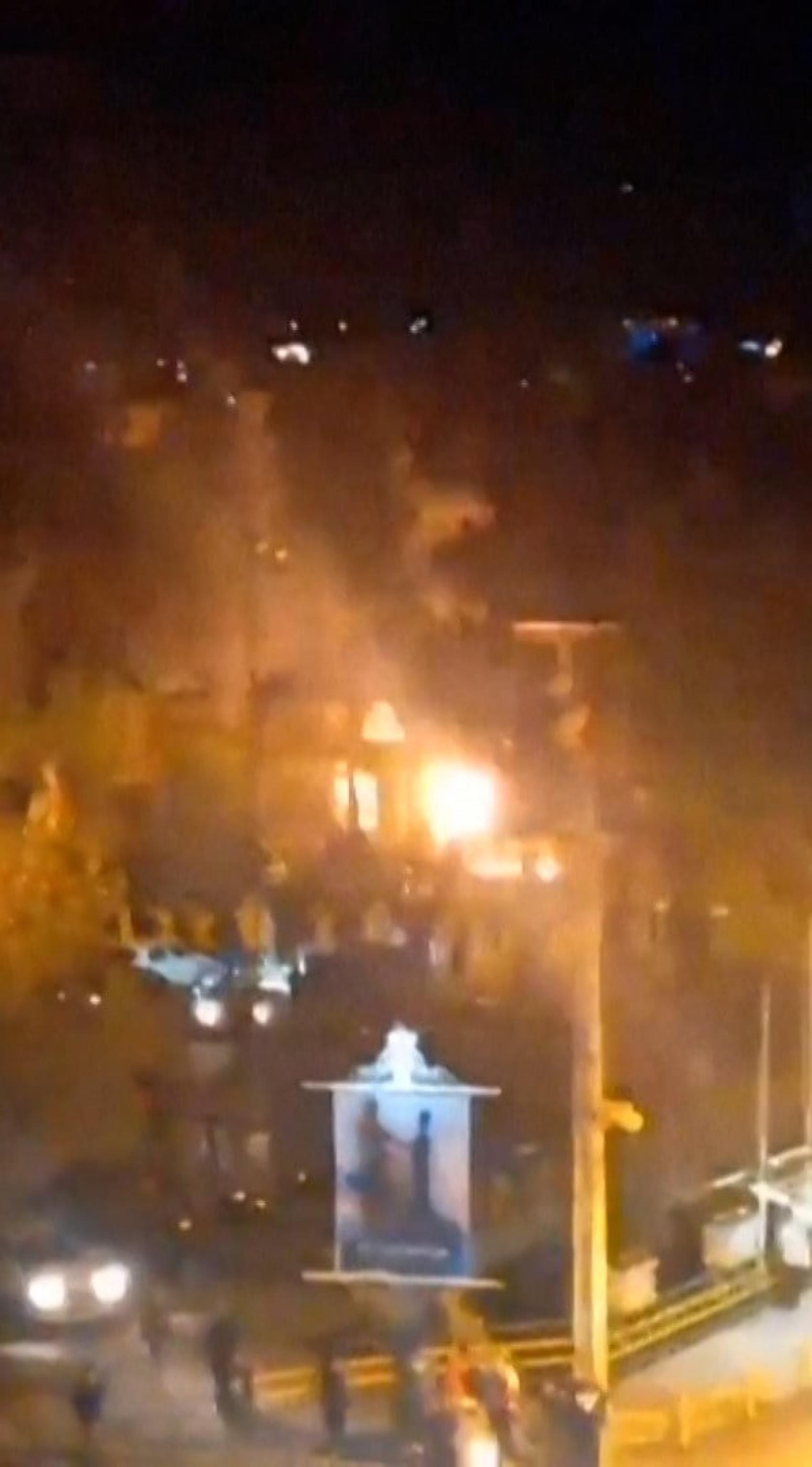 Iran, i tg italiani tacciono mentre va a fuoco la casa di Khomeyni