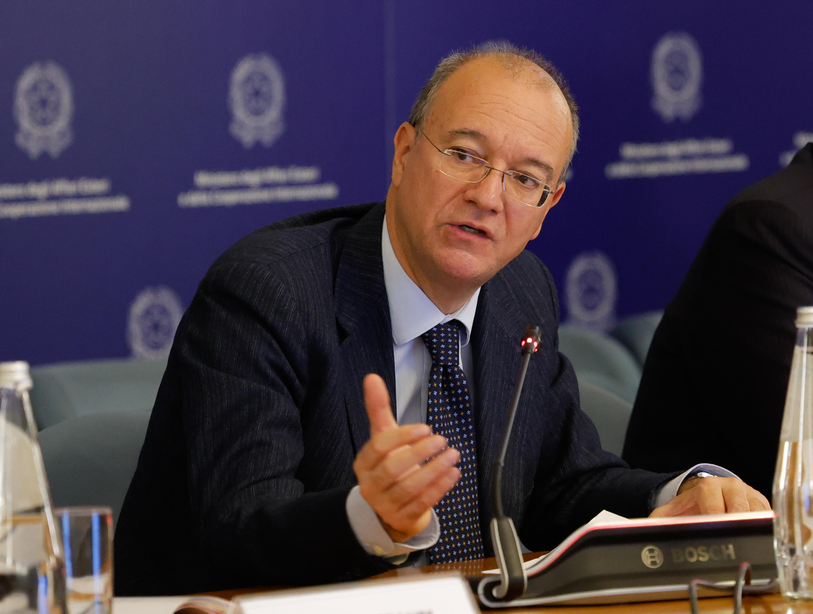 Valditara: “Via i cellulari in classe durante le lezioni”