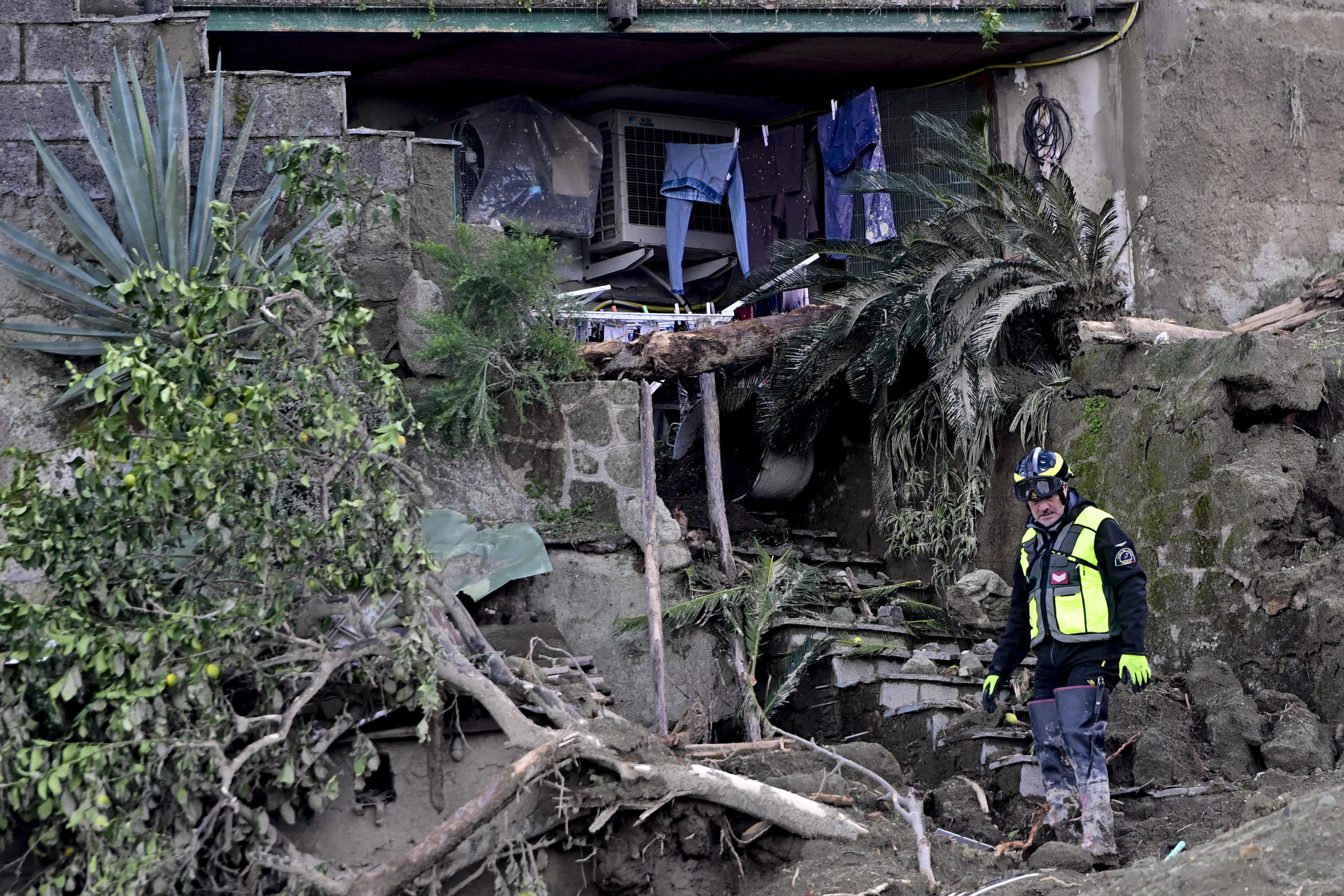 Ischia: occorre andare alle radici dell’abusivismo di massa