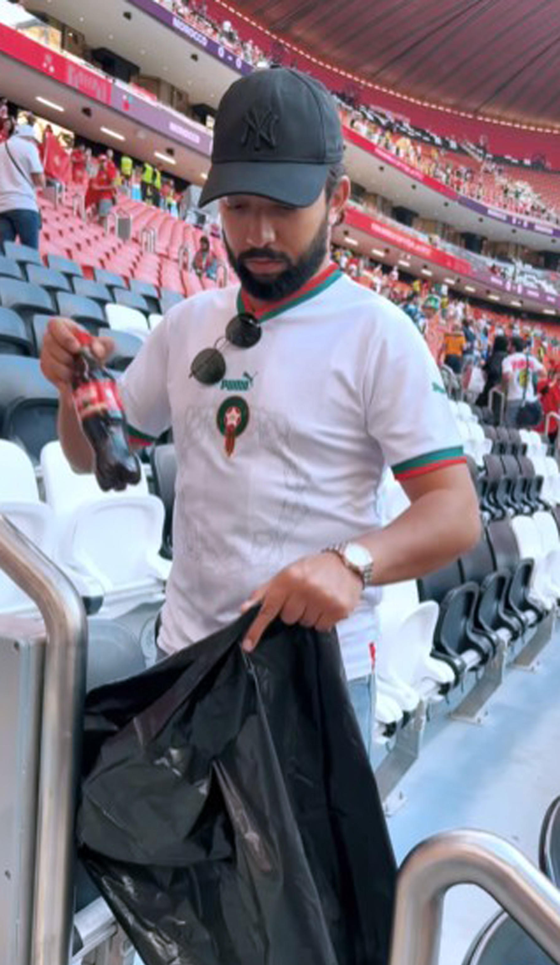 Quei tifosi marocchini che puliscono, mentre altri distruggono