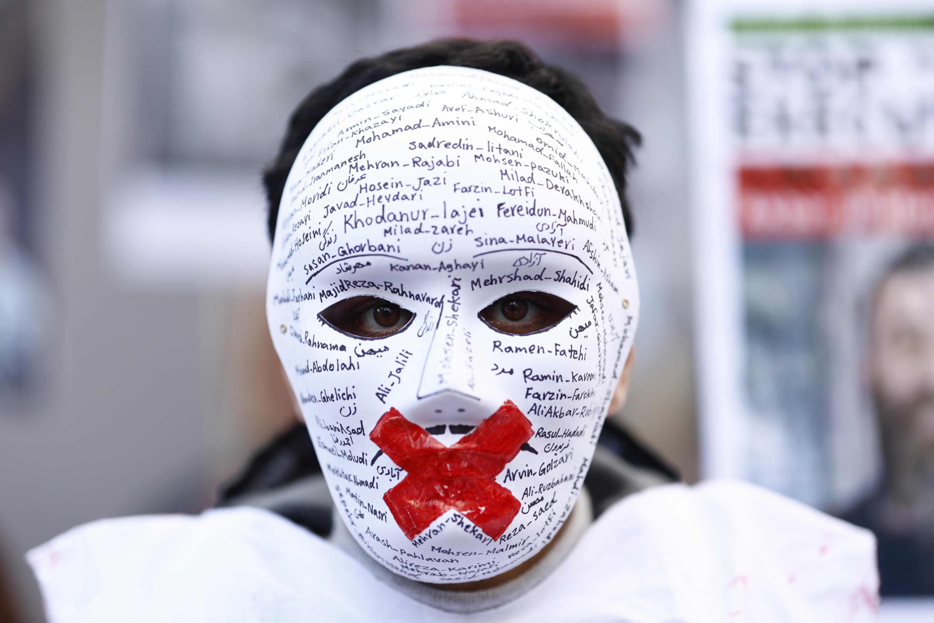 Iran, la polizia spara: morto 17enne