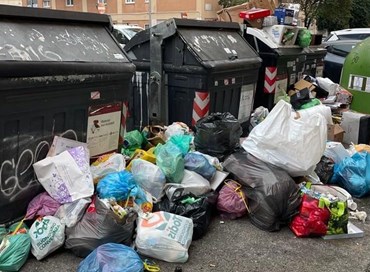 Rifiuti in strada a Roma: il regalo di Natale