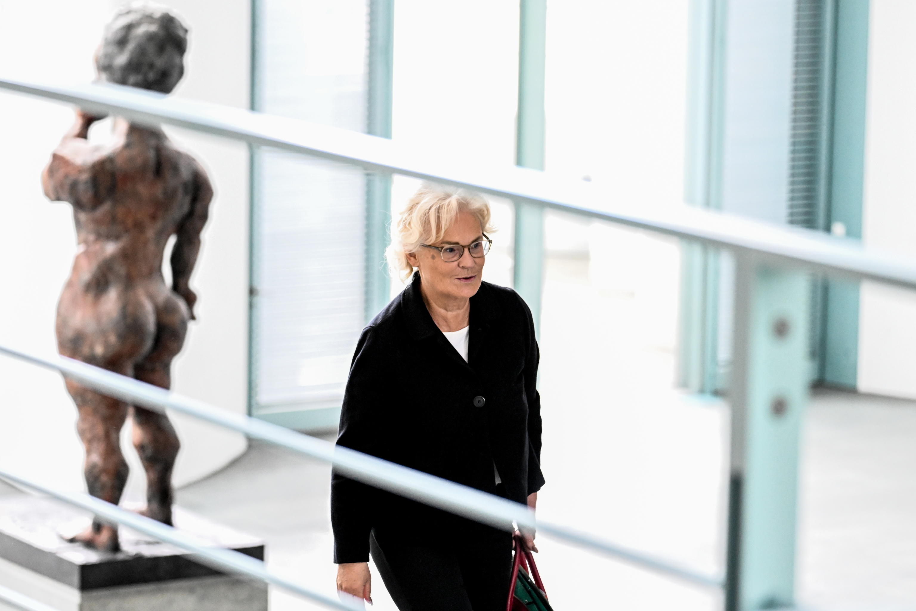 Germania: dimissioni per il ministro della Difesa