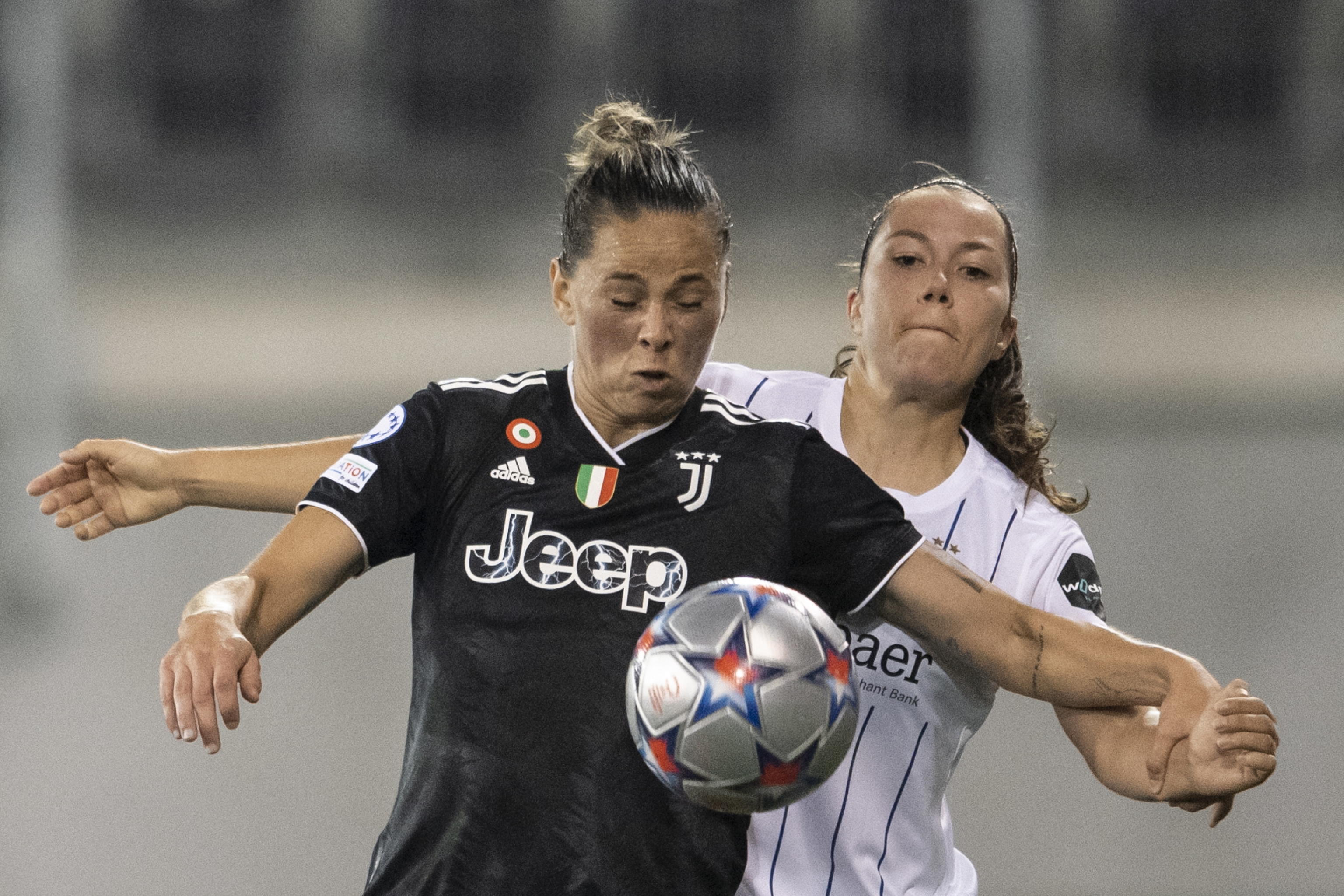 Stipendio ridotto durante la gravidanza, calciatrice vince la causa