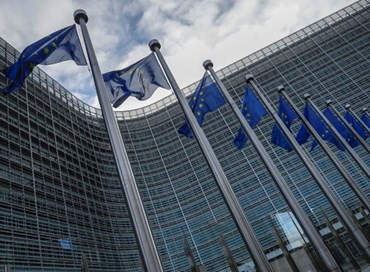 Complottisti in Italia, amici di Davos a Bruxelles