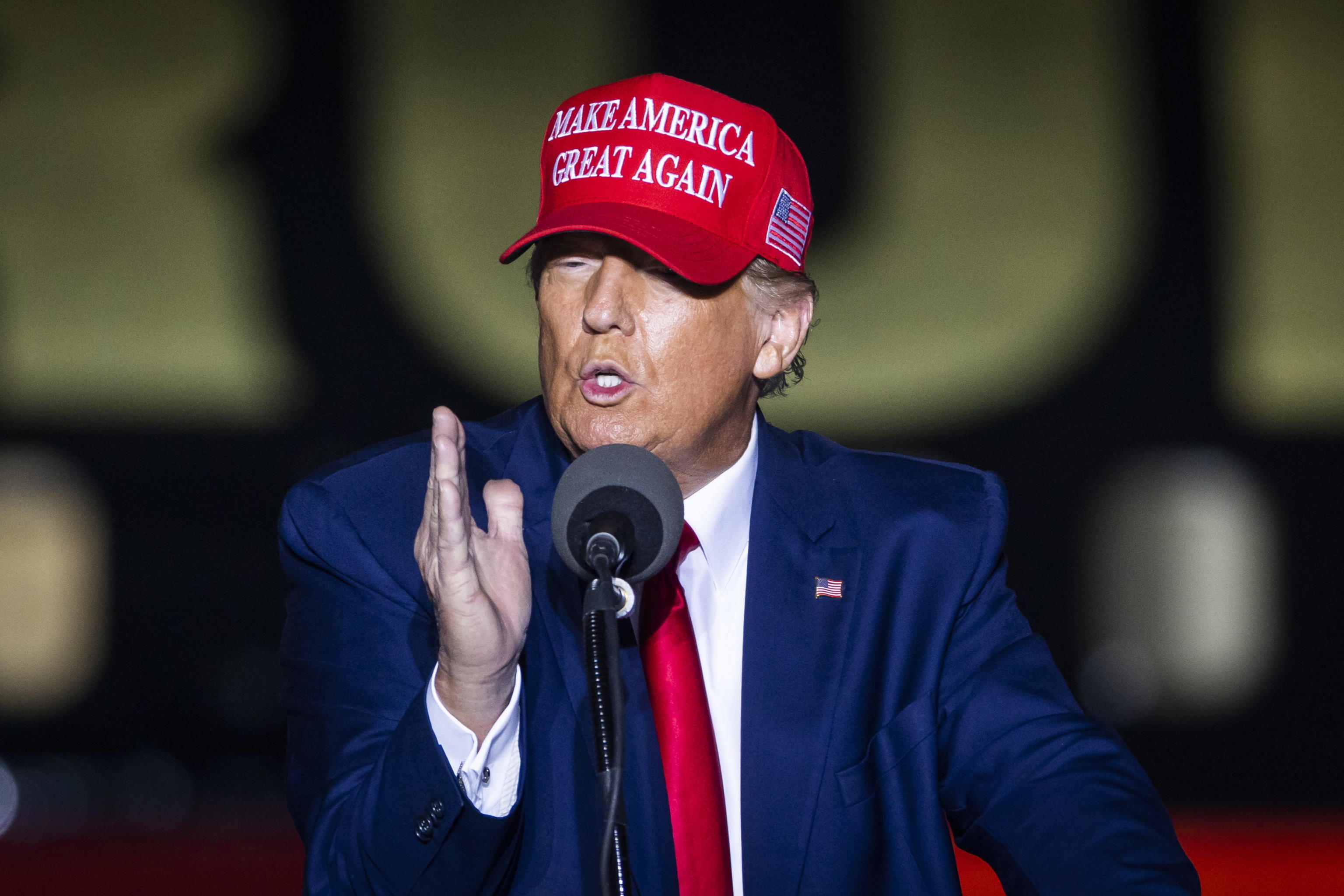 Trump, riammesso su Facebook e Instagram dopo due anni