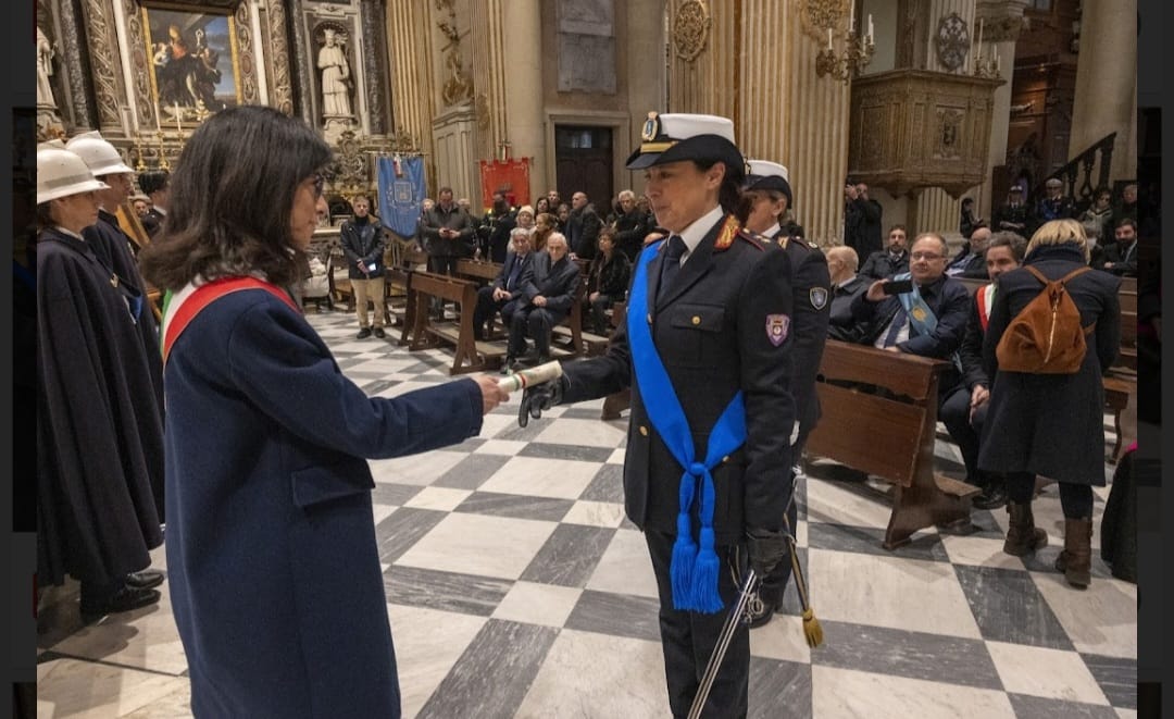 Comandante eroe: salva una vita ed evita una rapina 