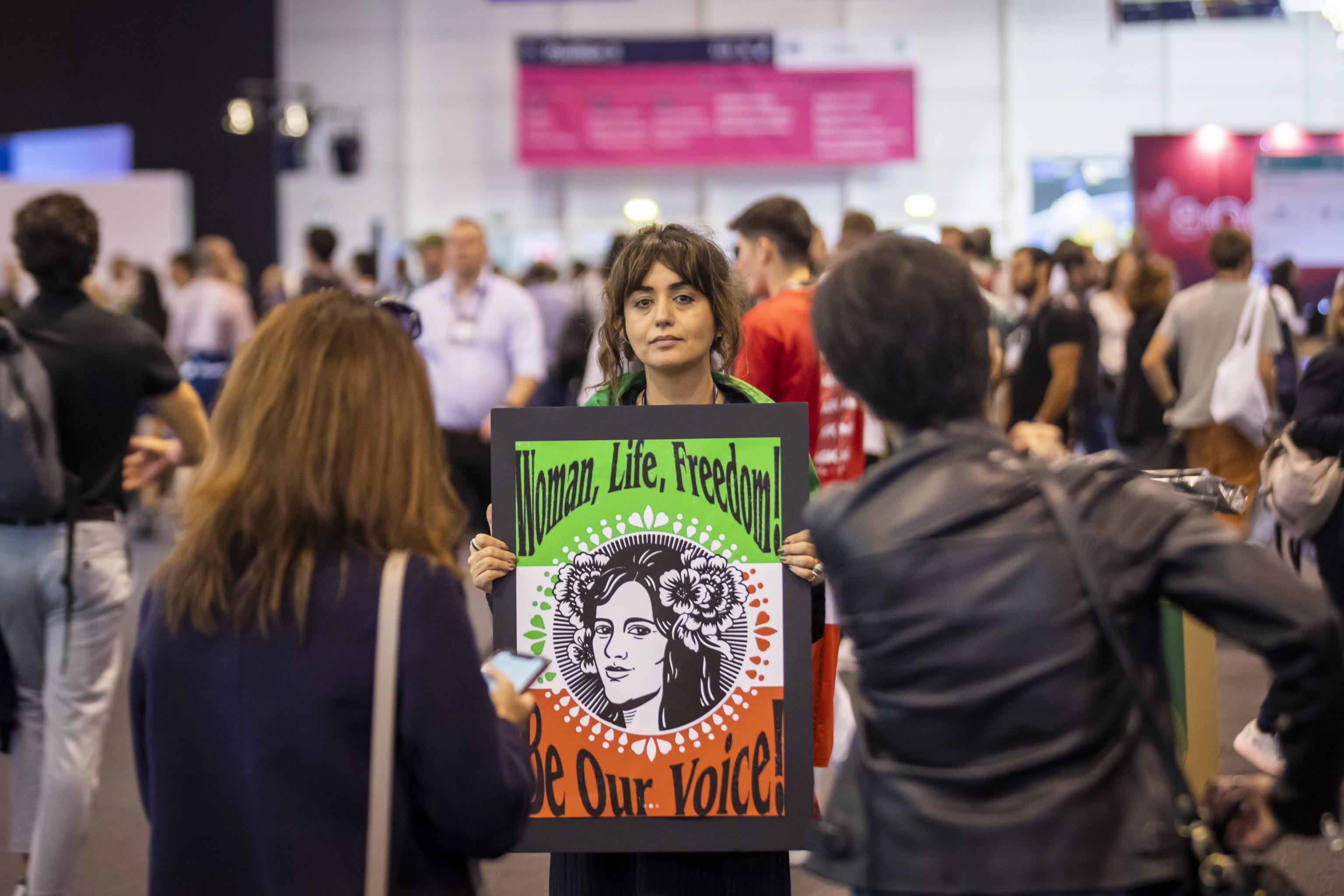 Iran, “prigionieri denudati” e carceri sovraffollate