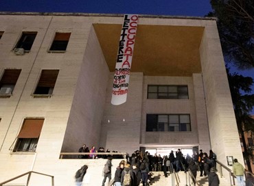 Anarchici davanti alle ambasciate, Ostellari e Delmastro sotto scorta