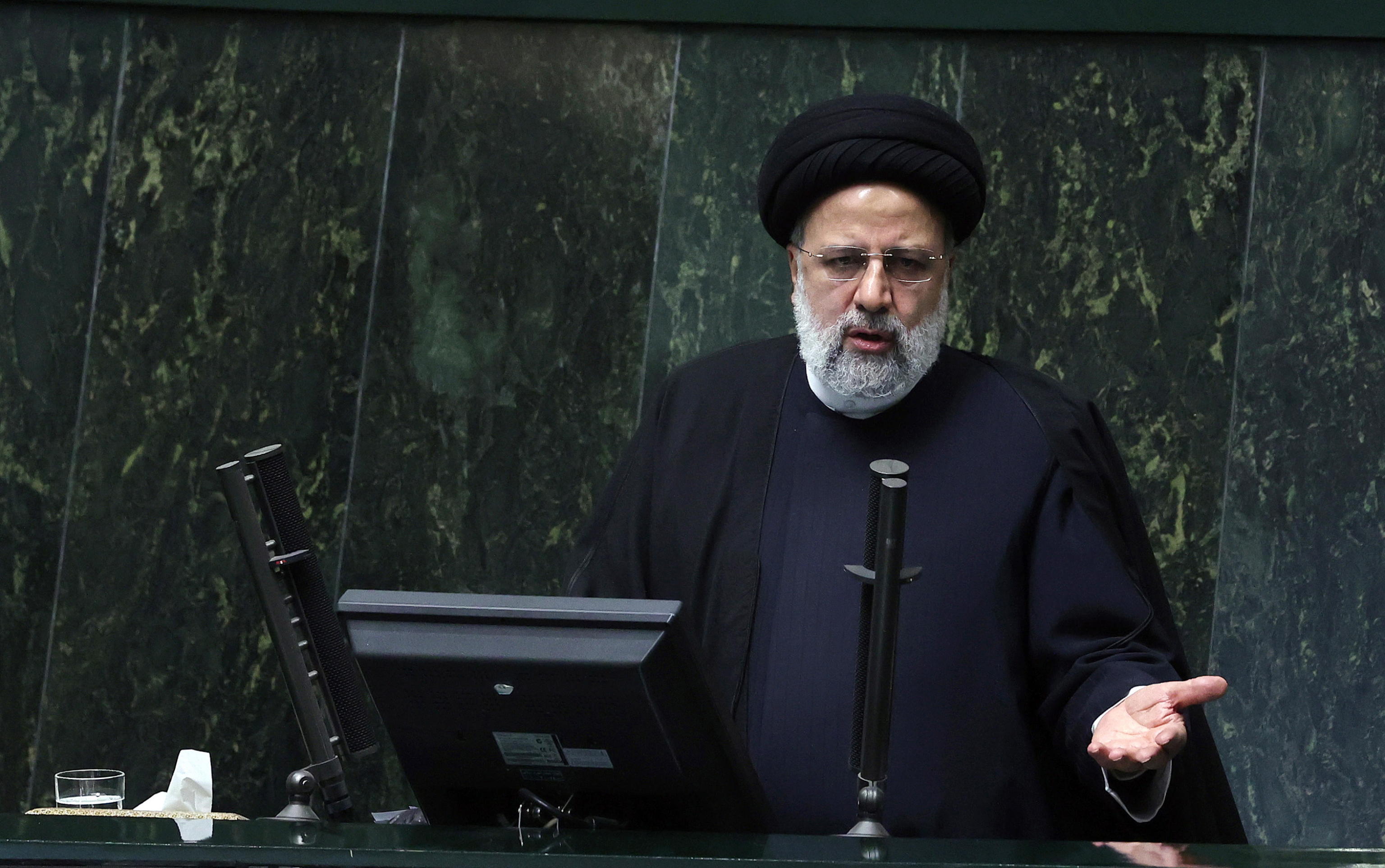 Raisi vola a Pechino in cerca di alleati