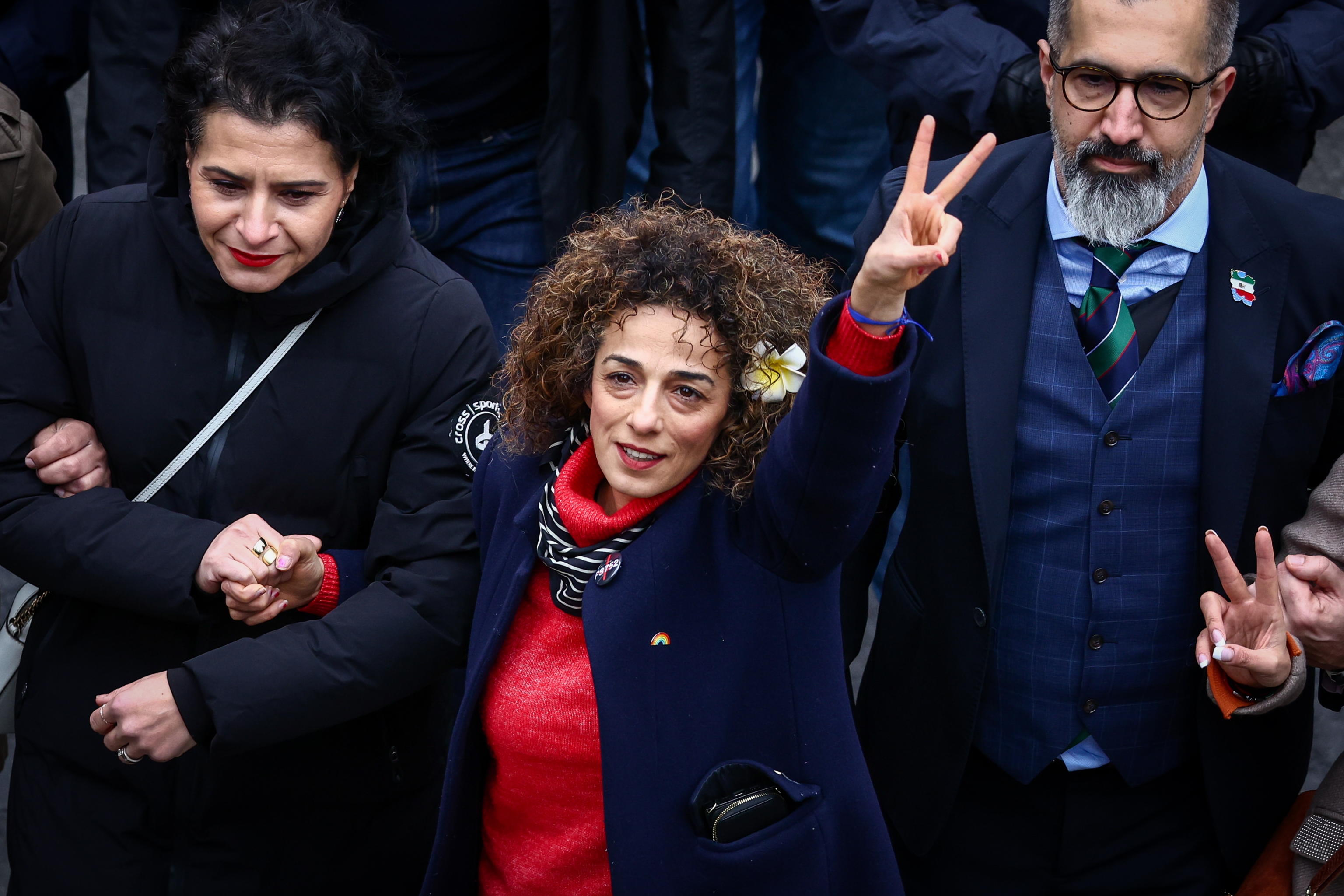 “Il velo islamico è come il muro di Berlino, abbattiamolo e cadranno gli ayatollah”