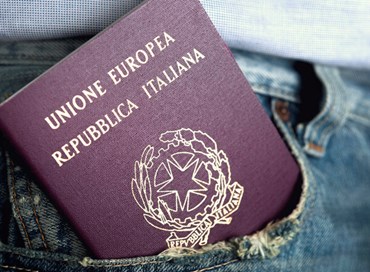 Caos passaporti: continua l’odissea
