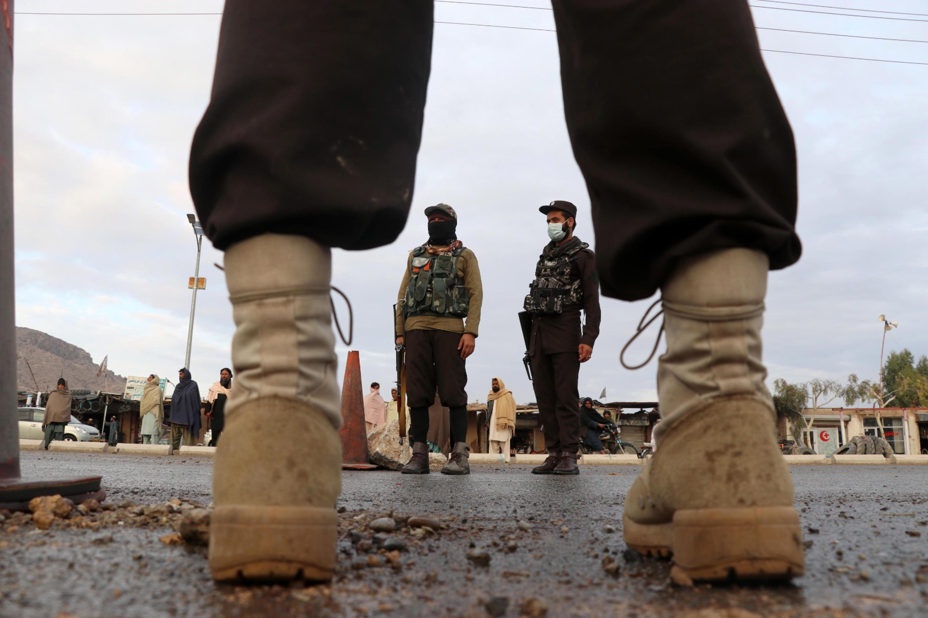 Afghanistan: talebani in guerra contro le donne e lo Stato islamico