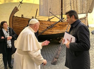 Donata al Papa la “Barca di Pietro”
