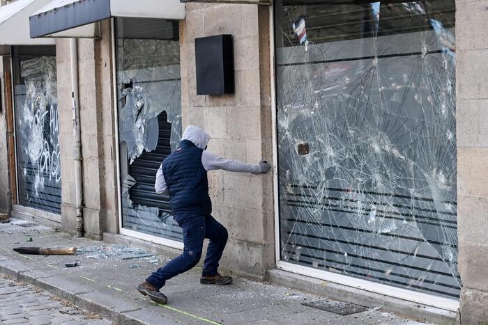 Francia: ancora proteste e disordini