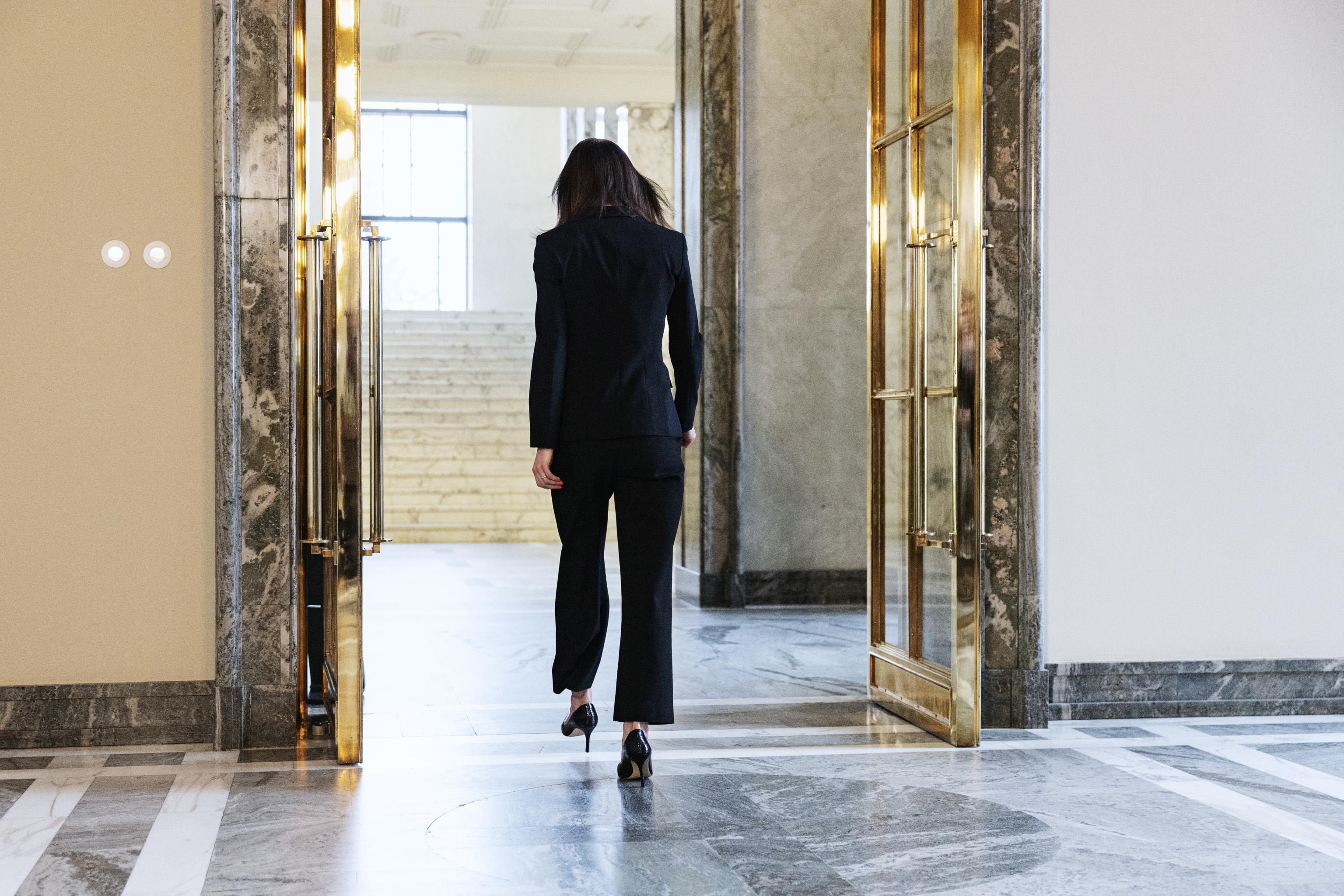 Sanna Marin lascia il partito, la sinistra europea traballa