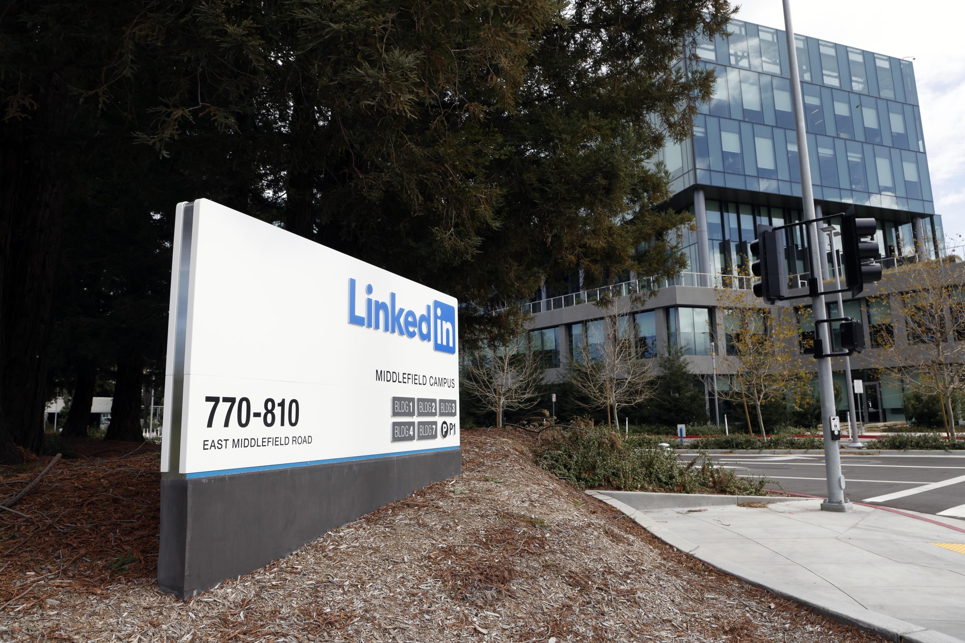 Anche su LinkedIn appare la spunta blu