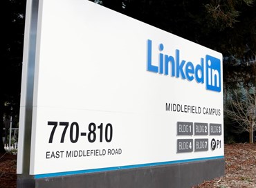 Anche su LinkedIn appare la spunta blu