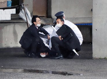 Giappone, esplosione al comizio: salvo il premier Kishida