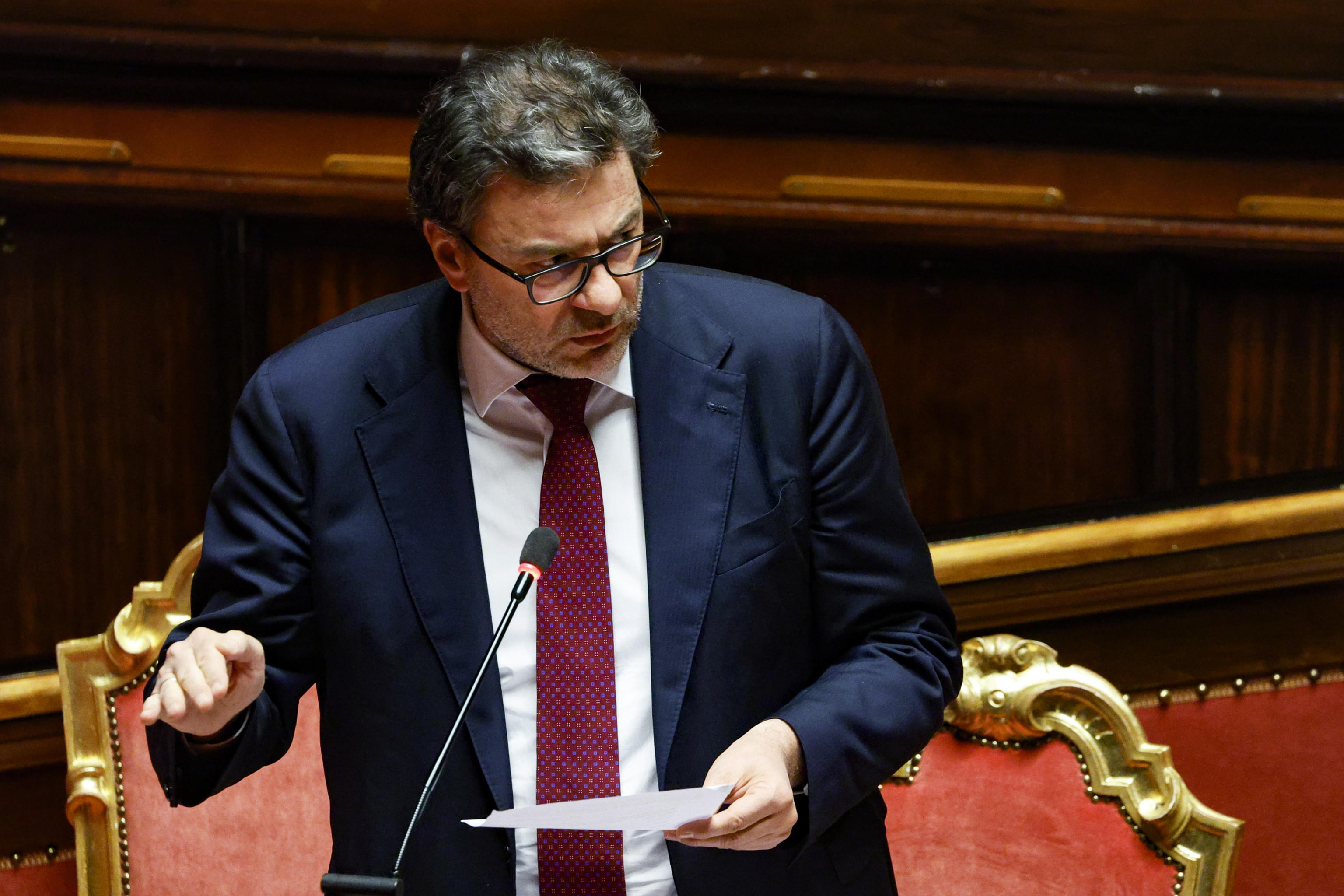 Natalità, idea di Giorgetti: “No tasse per chi fa figli”