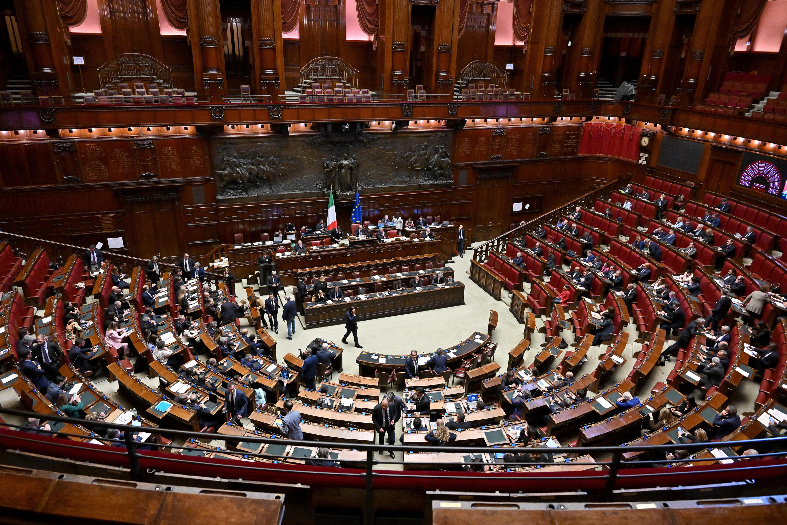 Def, maggioranza va sotto: corsa contro il tempo per rivotarlo